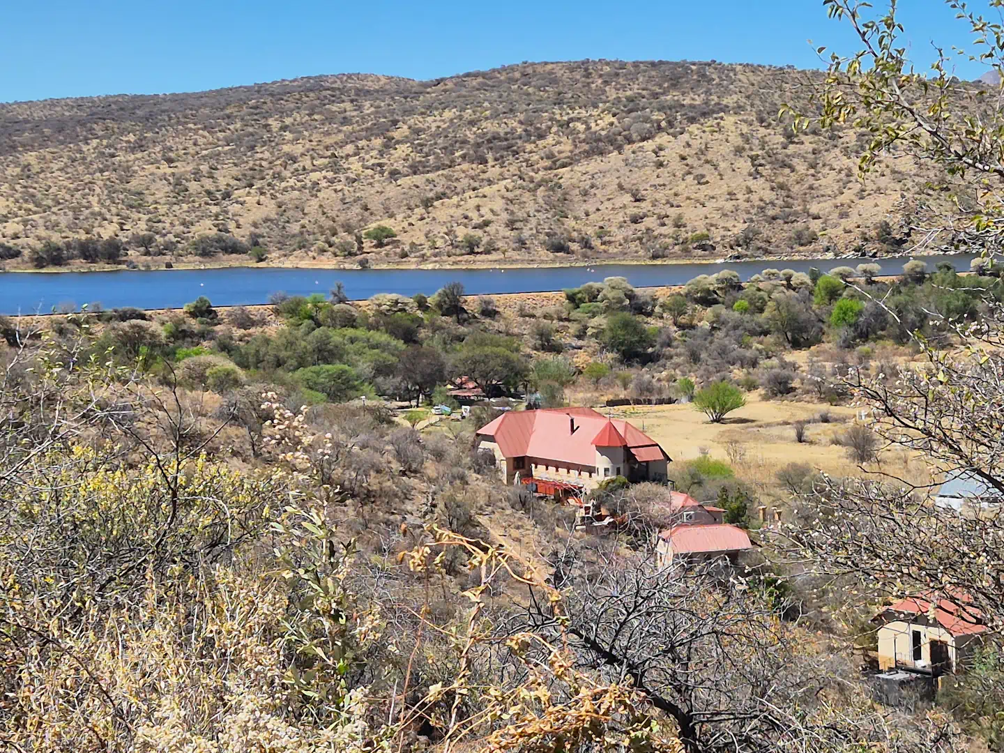 Ondili Ti Melen Boutique Guesthouse liegt in Windhoek nahe einem See Umgeben von einem gepflegten Garten und am Hang eines Hügels gelegen, überschaut das Boutique Guesthouse den Stadtteil von Windhoek und die Landschaft bis zu den Auasbergen mit einem See in der Nähe.