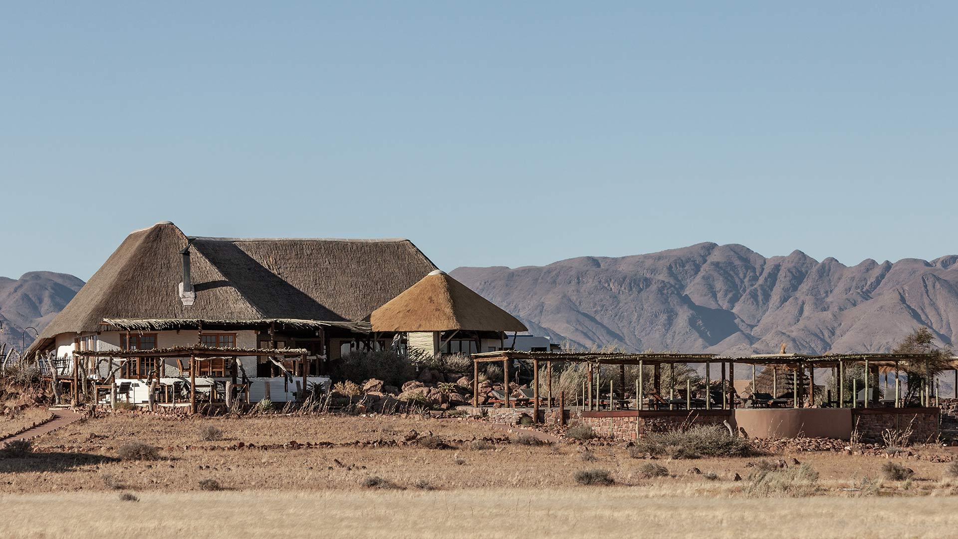 Desert Homestead Lodge in der Namib Desert Homestead Lodge vor der Berglandschaft der Namib